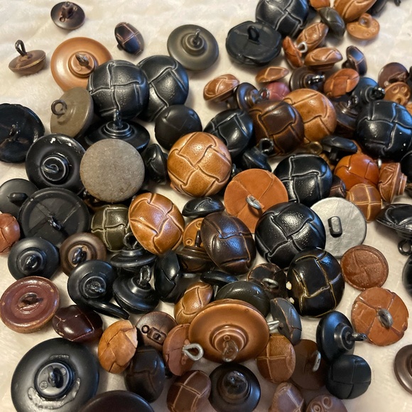 LOT OF MISC VINTAGE FAUX LEATHER SHANK BUTTONS - Picture 2 of 9
